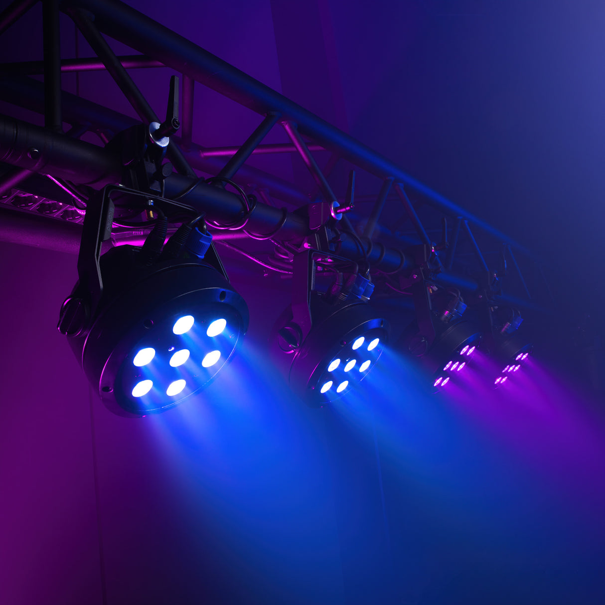 Cameo ROOT® PAR 6 WH SÆT 1 - Set inkl. 4 x CLROOTPAR6WH inkl. IR-Fernbedienung (CLPFLAT1REMOTE)