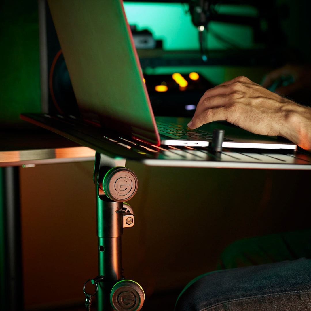 Gravity LTS T 02 B - Universeller Laptopständer mit verstellbaren Haltestiften und Stahlbasis, schwarz