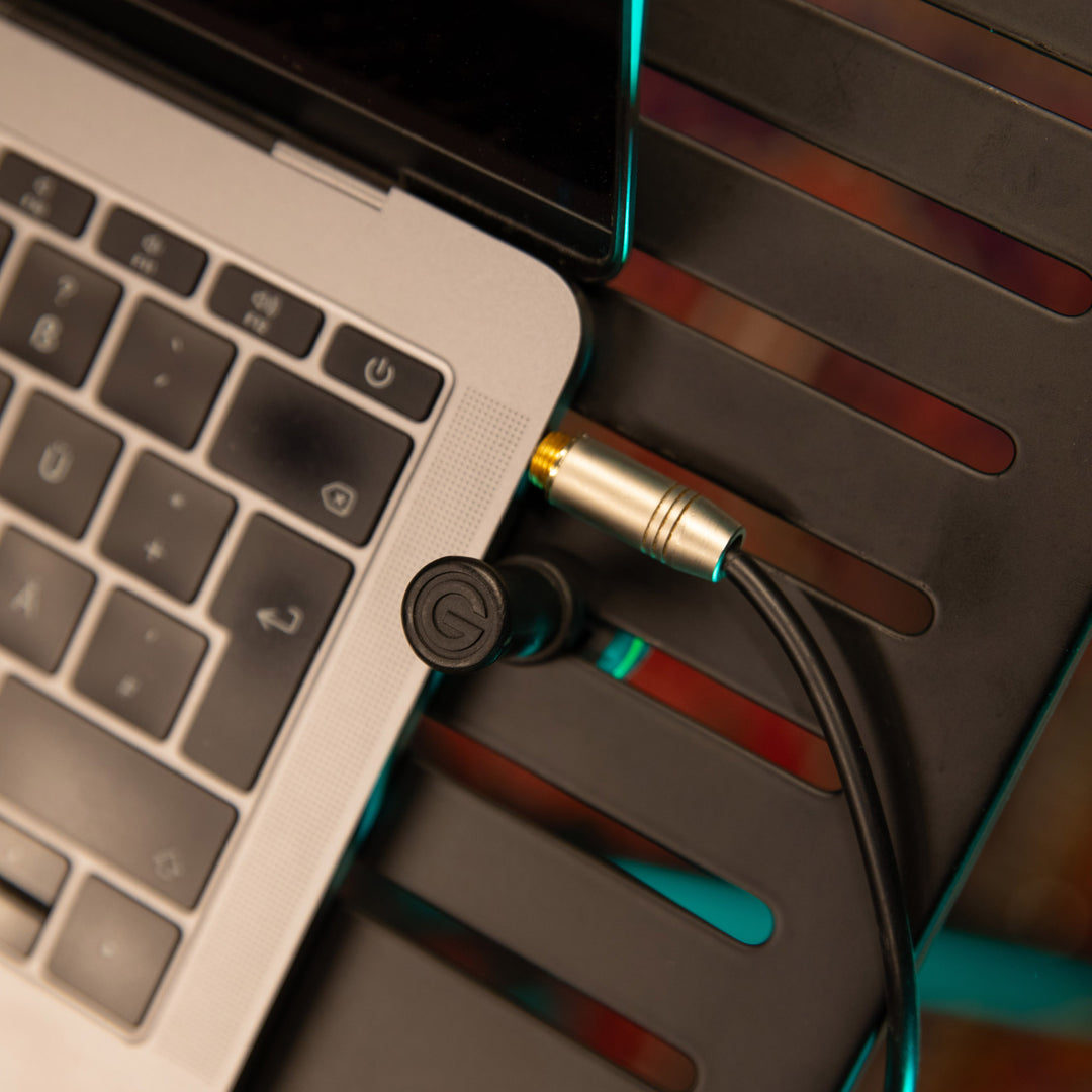 Gravity LTS T 02 B - Universeller Laptopständer mit verstellbaren Haltestiften und Stahlbasis, schwarz