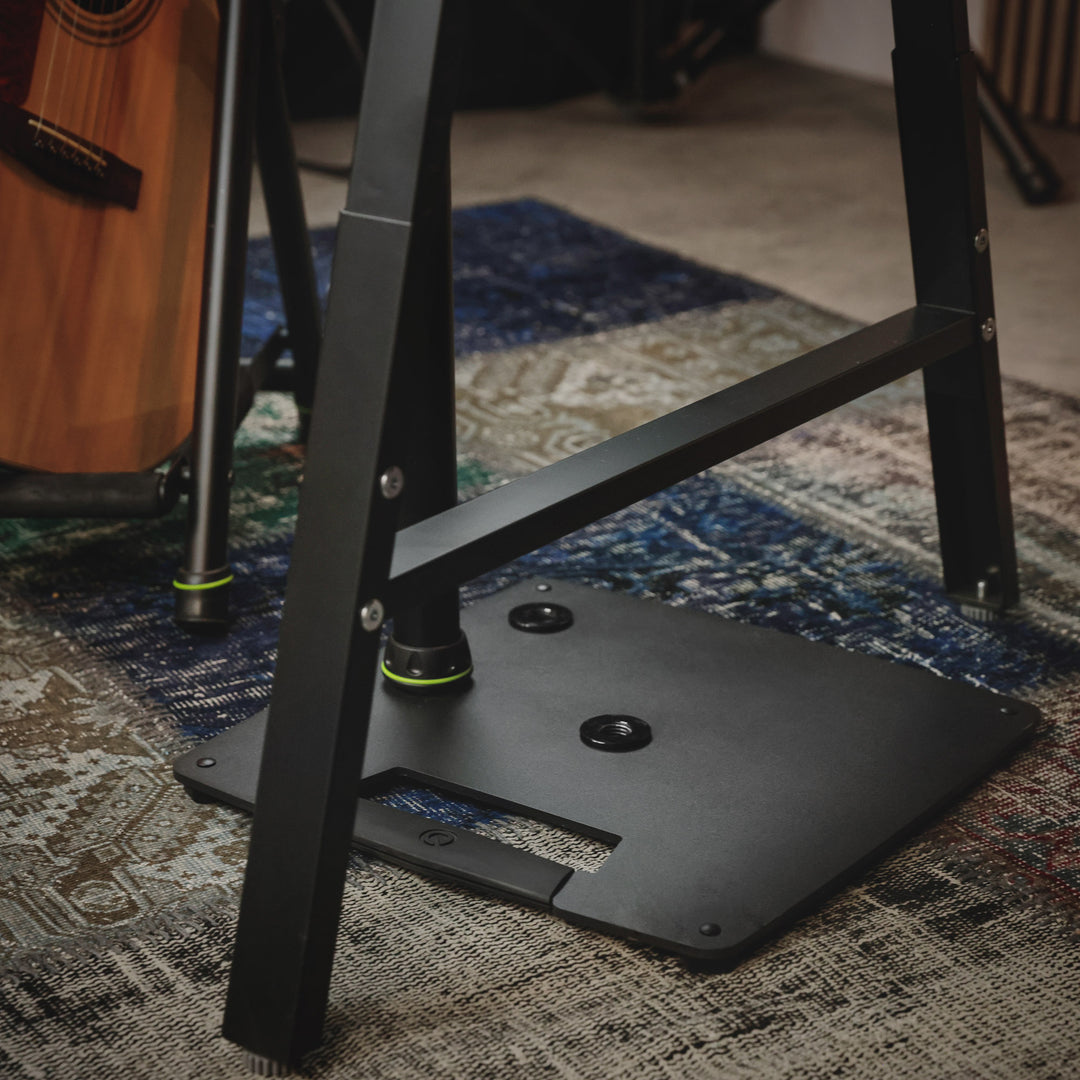 Gravity SP 3202 CS B – Lautsprecherständer für Studiomonitore mit quadratischer Stahlbasis
