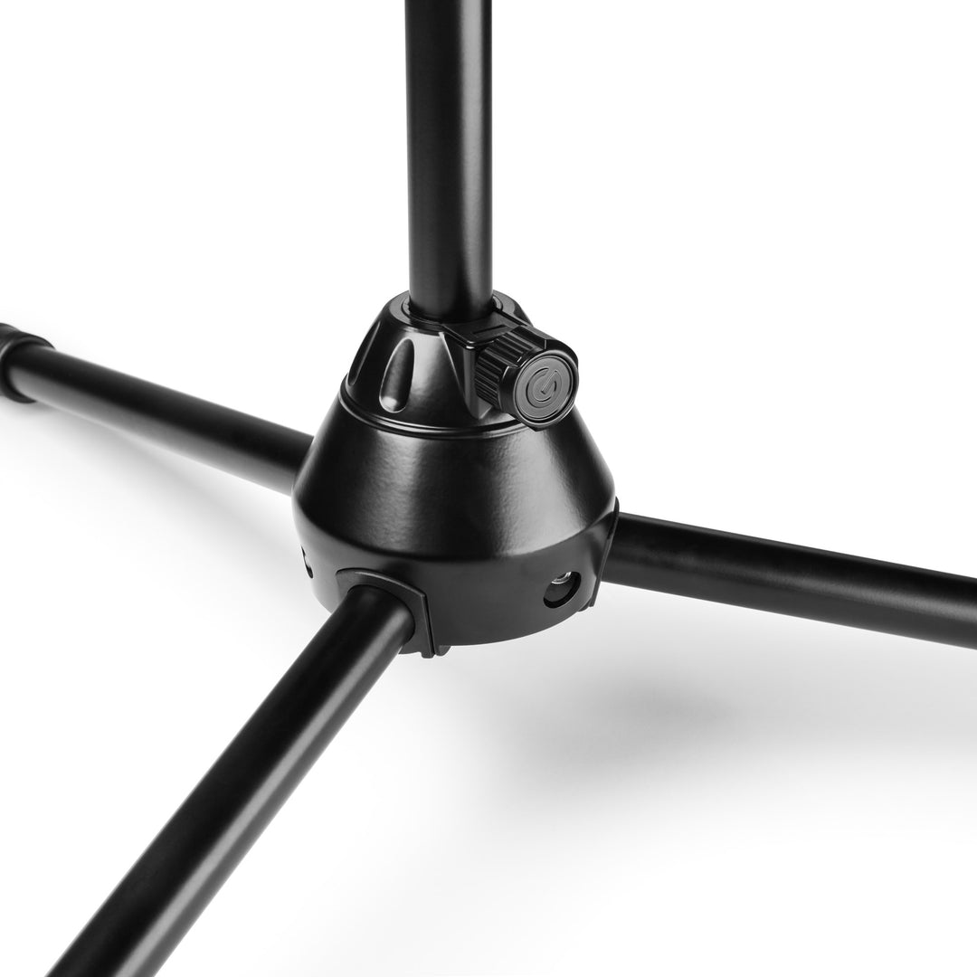 Gravity TMS 4321 OH B - Overhead-Mikrofonstativ für den Tourbetrieb mit extra breitem, zusammenklappbarem Dreibeinstativ und extra langem Galgenarm