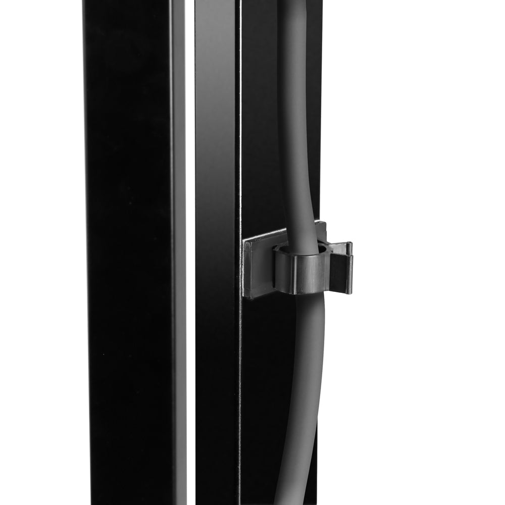 Adam Hall Stands SKDB 040 – Robustes Studiomonitorstativ mit geräumiger Ablage