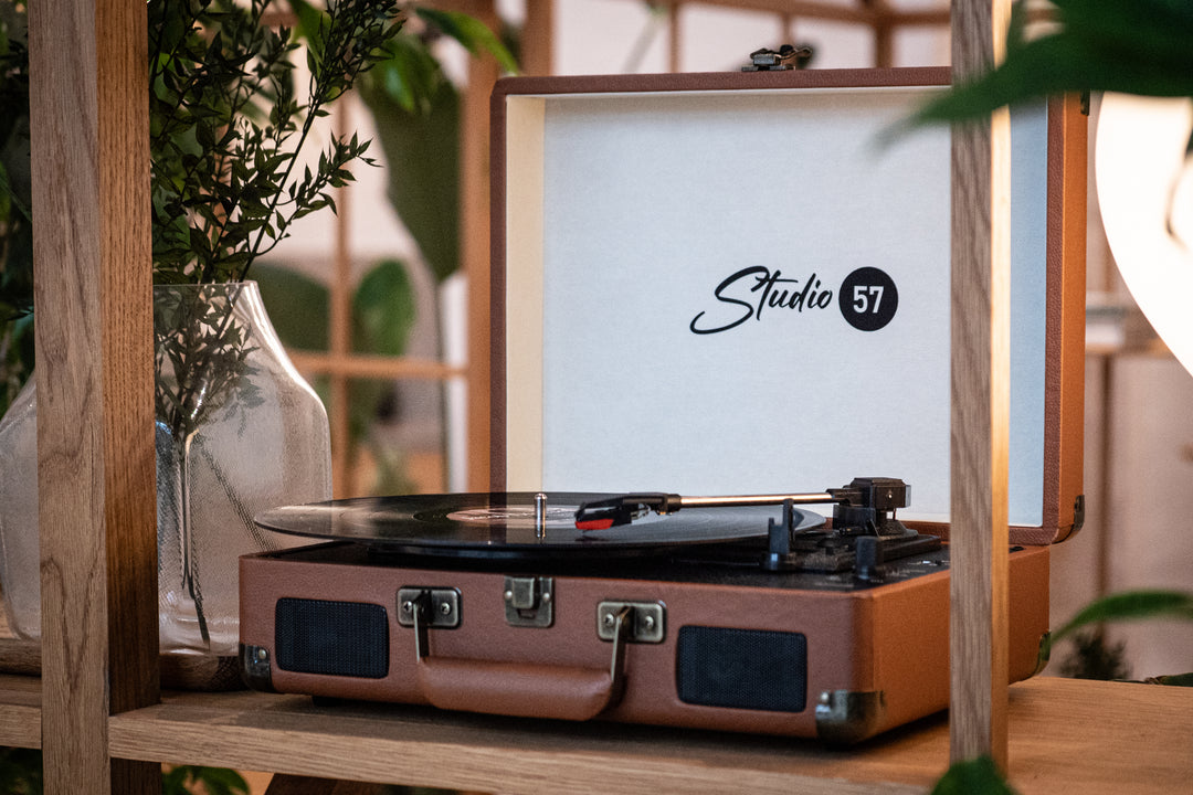 Studio 57 Dolly Plattenspieler (Braun) Bundle