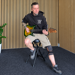Hardman SB207 gitarrenfußbank mit Fußstütze und Gitarrenhalter.