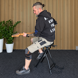 Hardman SB207 gitarrenfußbank mit Fußstütze und Gitarrenhalter.