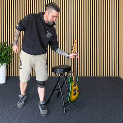 Hardman SB207 gitarrenfußbank mit Fußstütze und Gitarrenhalter.