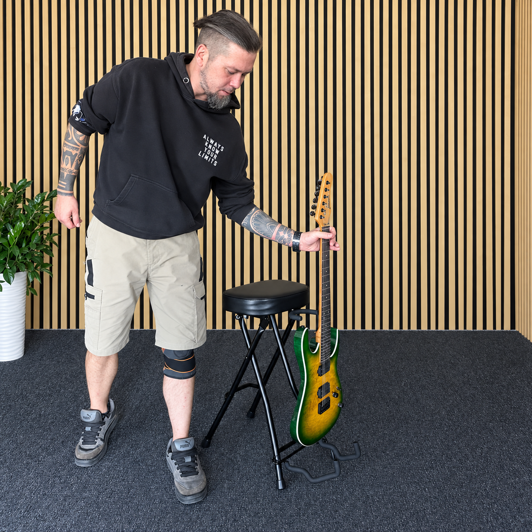 Hardman SB207 gitarrenfußbank mit Fußstütze und Gitarrenhalter.