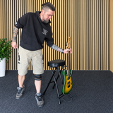 Hardman SB207 gitarrenfußbank mit Fußstütze und Gitarrenhalter.