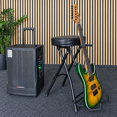 Hardman SB207 gitarrenfußbank mit Fußstütze und Gitarrenhalter.