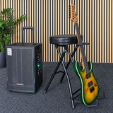 Hardman SB207 gitarrenfußbank mit Fußstütze und Gitarrenhalter.