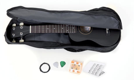 Miguel Almeria Player Pack, Sopran-Ukulele matt schwarz mit Gig Bag