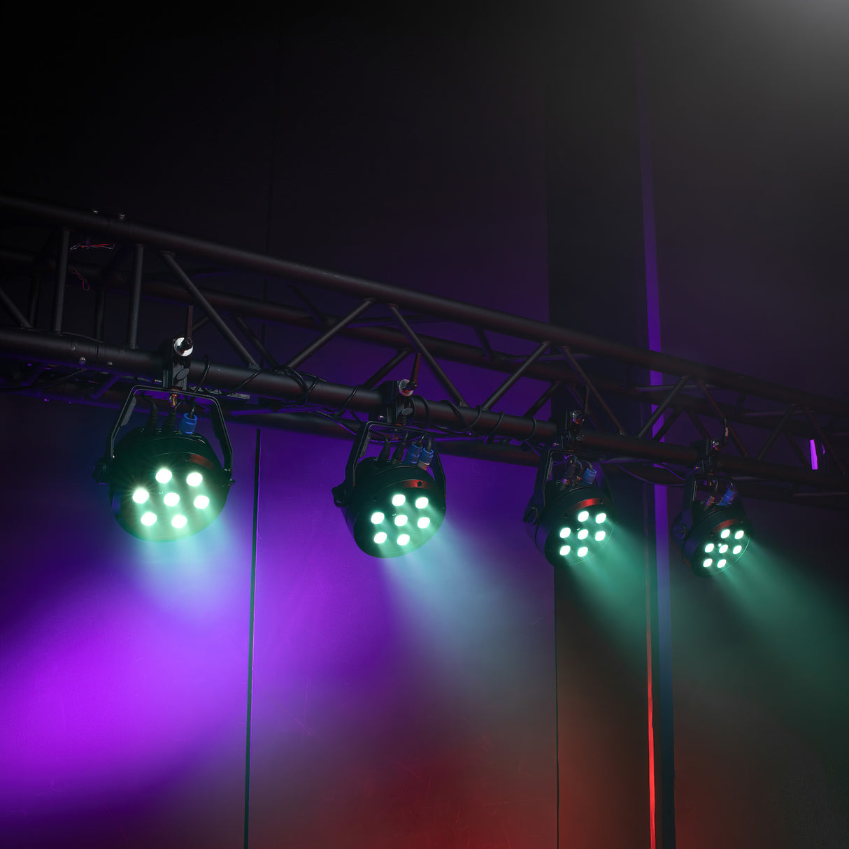 Cameo ROOT® PAR 4 WH SET 1 - Sæt inkl. 4 x CLROOTPAR4WH inkl. IR-fjernbetjening (CLPFLAT1REMOTE)