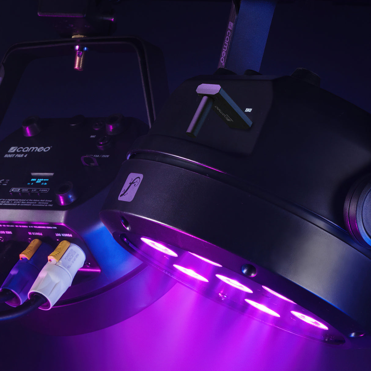 Cameo ROOT® PAR 6 WH SÆT 1 - Set inkl. 4 x CLROOTPAR6WH inkl. IR-Fernbedienung (CLPFLAT1REMOTE)