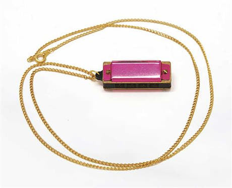 5-Loch-Pink-Mundharmonika mit Halskette.
