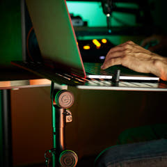 Gravity LTS T 02 B - Universeller Laptopständer mit verstellbaren Haltestiften und Stahlbasis, schwarz