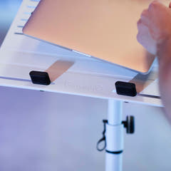 Gravity LTS T 02 W - Universeller Laptopständer mit verstellbaren Haltestäben und Stahlbasis