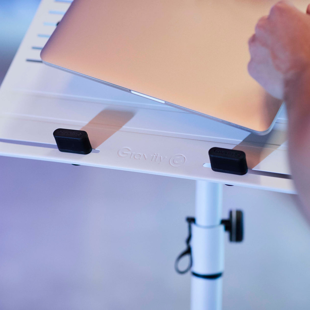 Gravity LTS T 02 W - Universelt laptopstativ med justerbare holderpinde og stålbase