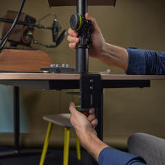 Gravity SP 3102 TM - Flexibles Studio-Monitorstativ mit Tischklemme