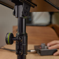 Gravity SP 3102 TM - Flexibles Studio-Monitorstativ mit Tischklemme