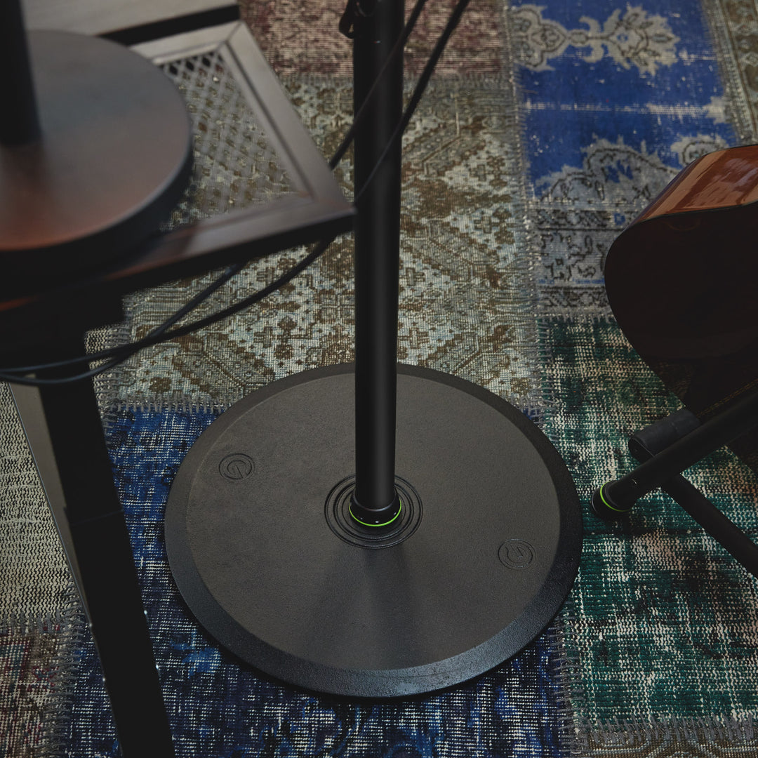 Gravity SP 3202 LR B – Ständer für Studiomonitorlautsprecher mit großer runder Basis