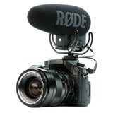RØDE VideoMic Pro+ with camerasko