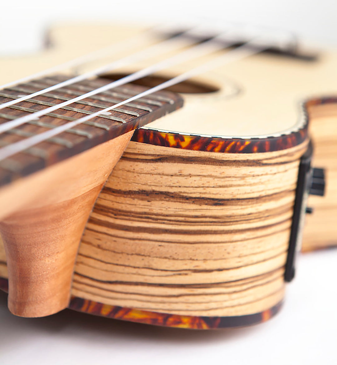 Reno RU210E Sopran Ukulele m. Pickup und Tuner (Natur)