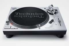 Technics SL-1200 MK7 Plattenspieler (Silber)