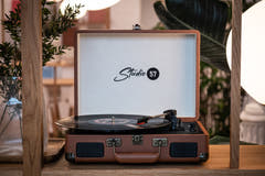Studio 57 Dolly Plattenspieler (Braun) Bundle