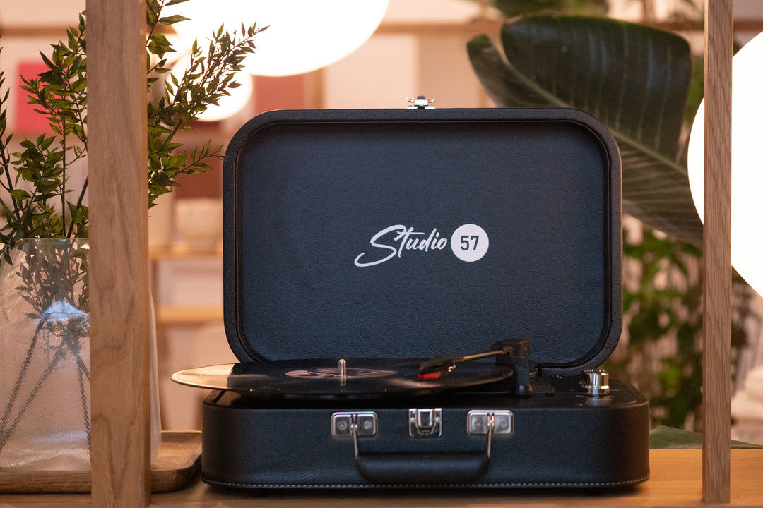 Studio 57 Mellow Plattenspieler (Schwarz) Bundle
