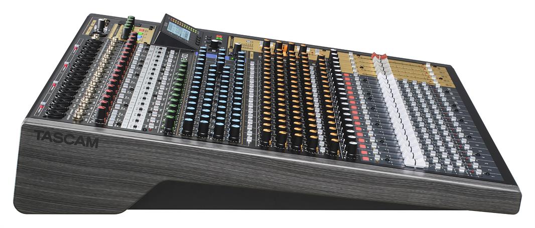 Tascam Model 2400 Digitalmixer und 24-Spur-Digitalrecorder